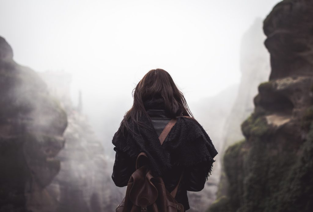 femme anxieuse qui porte un sac